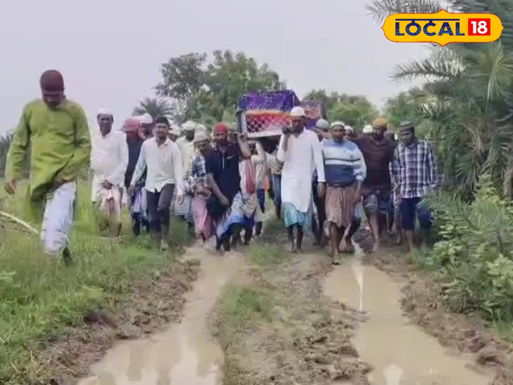 শেষযাত্রার পথও যেন বিভীষিকা! এই গ্রামে বর্ষাকালে দেহ নিয়ে যেতে ভয় লাগে সকলের
