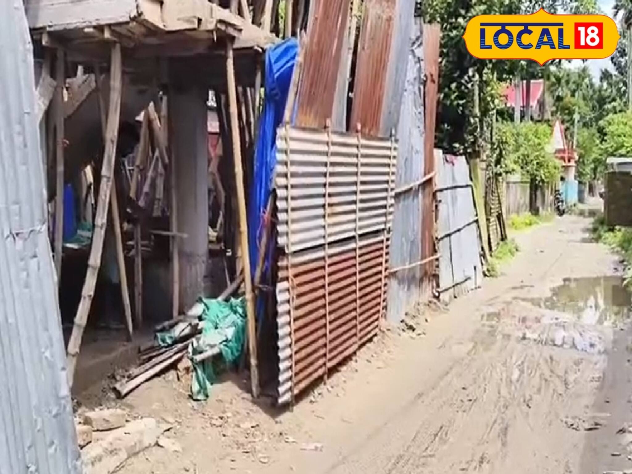 রাস্তা কি হারিয়ে যাচ্ছে এবার? চিন্তায় বিক্ষোভ গ্রামবাসীদের