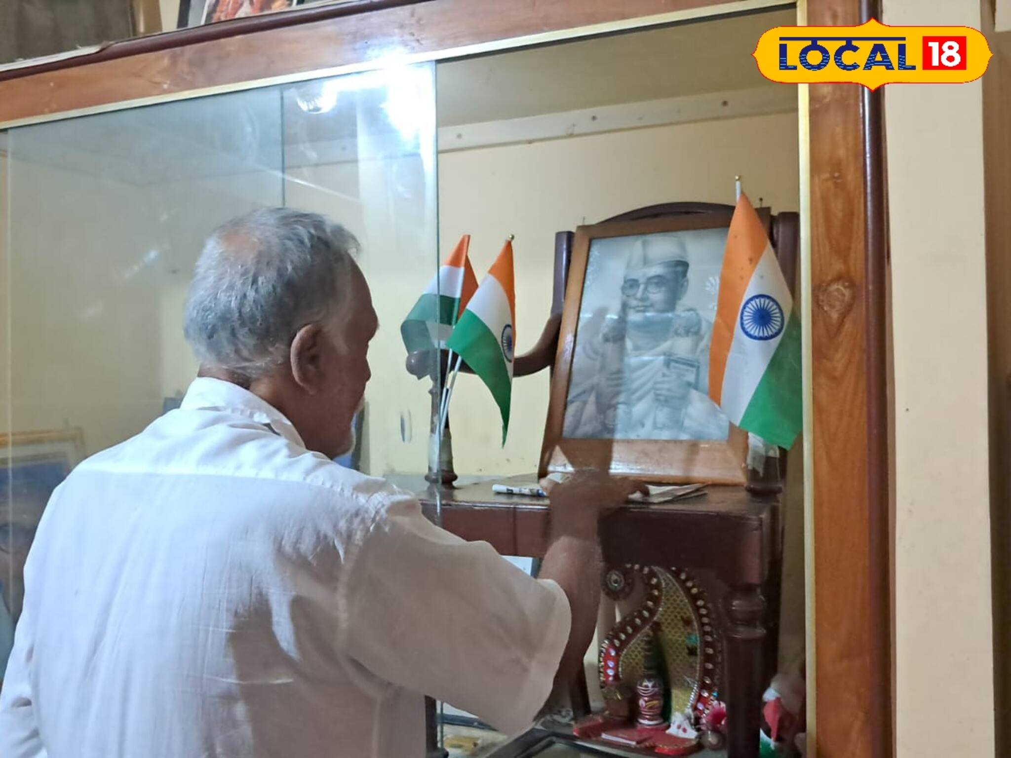 নেতাজিকে দেবজ্ঞানে করা হয় পুজো, ভোগে দেওয়া হয় সিঙারা