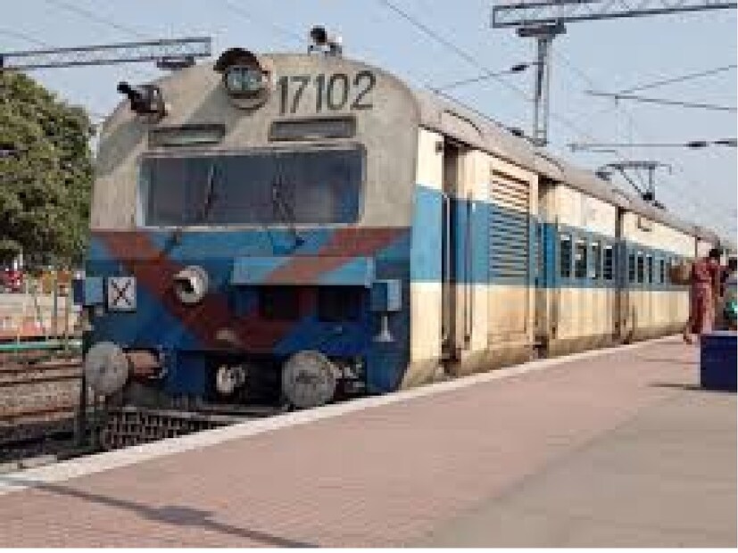 বিলম্বে যাত্রাপথ। আগামী ৮ ও ১১ অক্টোবর বিলম্বে যাত্রাপথ করবে হাঁটিয়া-খড়গপুর এক্সপ্রেস। হাঁটিয়া থেকে ২ ঘন্টা বিলম্বে ছাড়বে।  ১২ অক্টোবর বিলম্বে যাত্রাপথ করবে বক্সার-টাটানগর এক্সপ্রেস বক্সার থেকে ৯০ মিনিট বিলম্বে ছাড়বে। ১২ অক্টোবর বিলম্বে যাত্রাপথ করবে খড়গপুর-হাঁটিয়া এক্সপ্রেস। হাঁটিয়া থেকে ২ ঘন্টা বিলম্বে ছাড়বে।