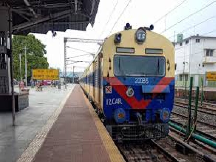 আগামী ৬, ১০, ১১ ও ১২ অক্টোবর বিলম্বে যাত্রাপথ করবে ধানবাদ ও বাঁকুড়া মেমু প্যাসেঞ্জার। ধানবাদ থেকে ৬০ মিনিট বিলম্বে ছাড়বে। রেলের এই সিদ্ধান্তে দৈনন্দিন যাত্রীরা চরম দুর্ভোগের মুখে পড়ছেন। আদ্রা ডিভিশনের রেলপথে যাতায়াত করা হাজার হাজার যাত্রীর জন্য এই সাপ্তাহিক পরিবর্তন বড়সড় সমস্যা তৈরি করতে চলেছে।