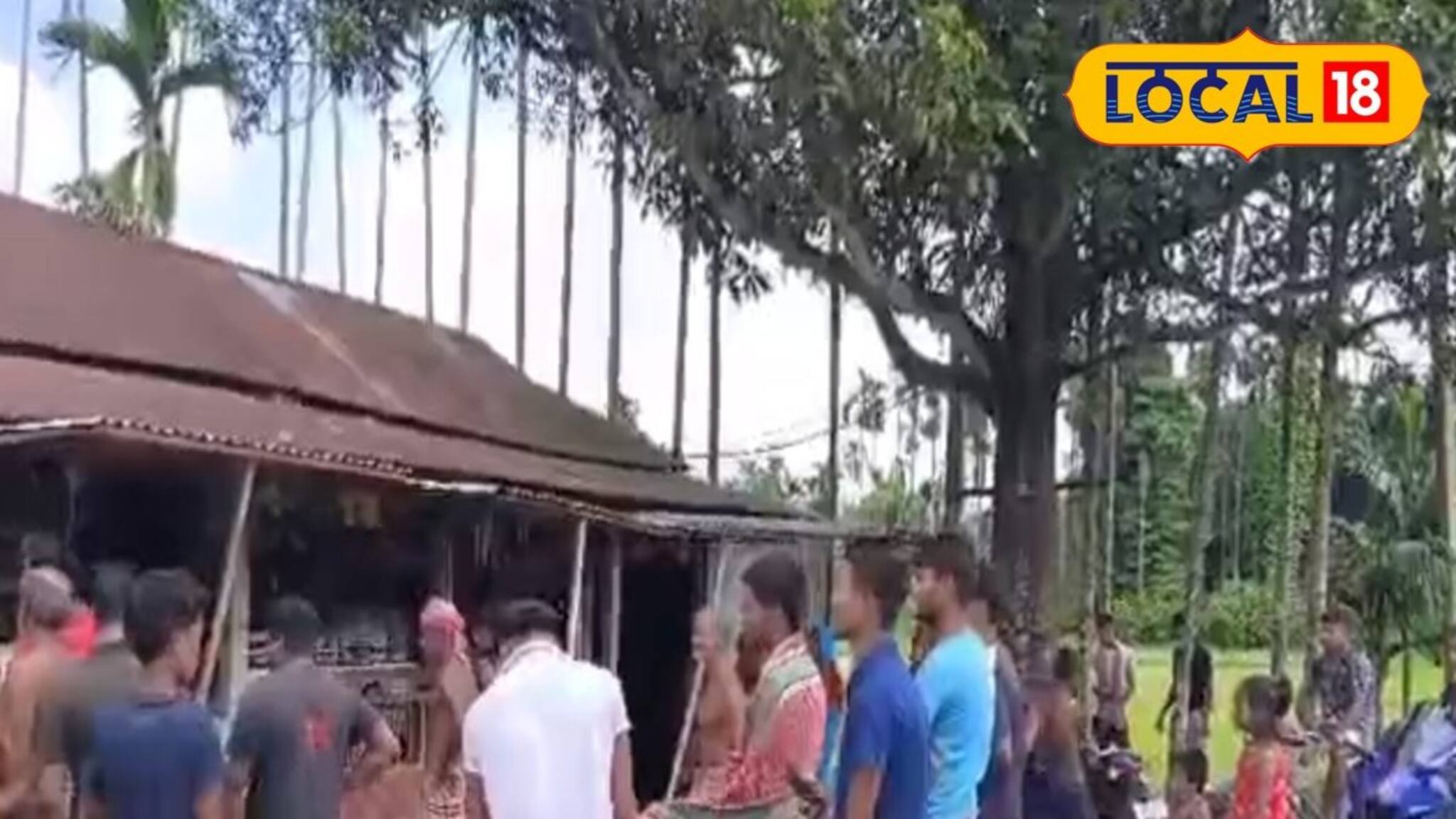 দোকানের ভিতর হিস-হিস শব্দ! উপরে তাকাতেই 'তার' দর্শন, দোকান ছেড়ে পগারপার মালিক