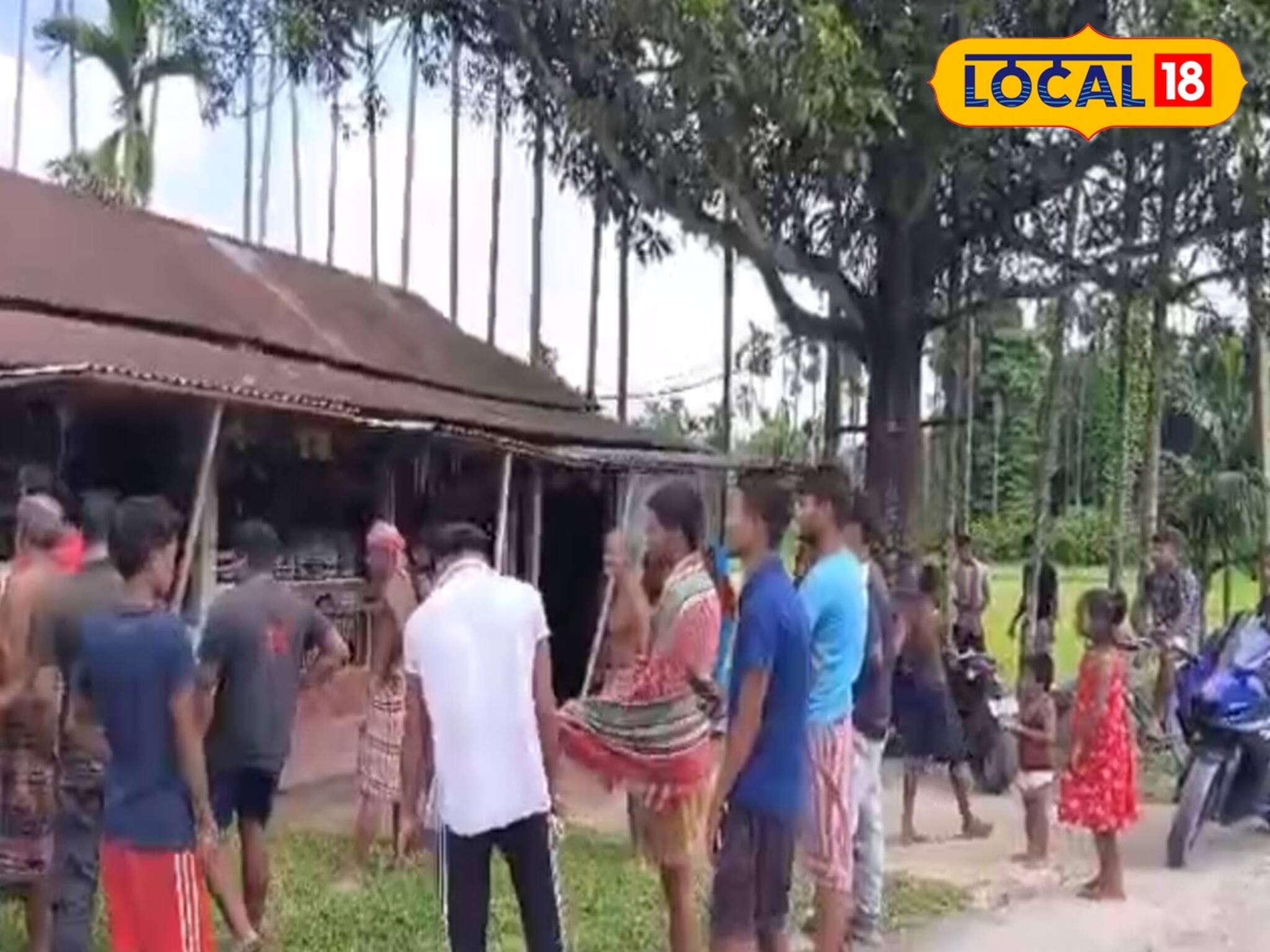 দোকানের ভিতর হিস-হিস শব্দ! উপরে তাকাতেই 'তার' দর্শন, দোকান ছেড়ে পগারপার মালিক