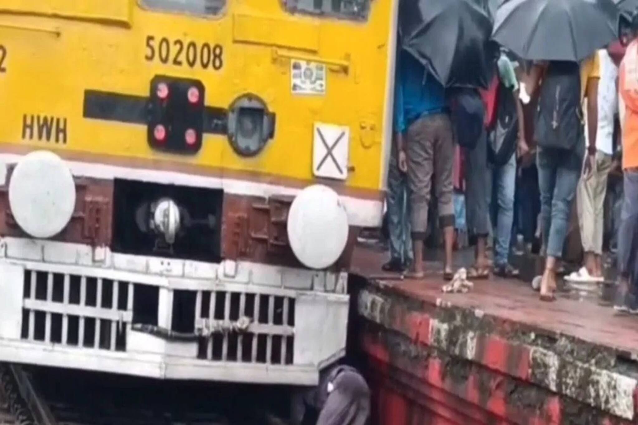 হাওড়া বর্ধমান লাইনের ট্রেনের ইঞ্জিন থেকে ঝরছে রক্ত! মেমারিতে কী সাংঘাতিক ঘটনা