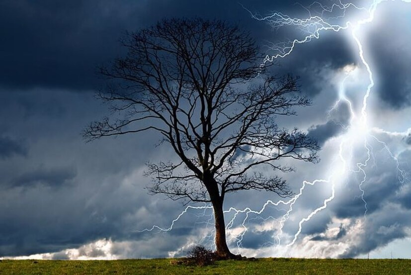 ভারী বৃষ্টি সহ বজ্রপাত এবং ঝোড়ো হাওয়ার হলুদ সর্তকতা জারি হয়েছে। কলকাতা সহ দক্ষিণবঙ্গের সব জেলাতেই বজ্রবিদ্যুৎ সহ ঝোড়ো হাওয়া ও বৃষ্টির হলুদ সতর্কতা রয়েছে। 