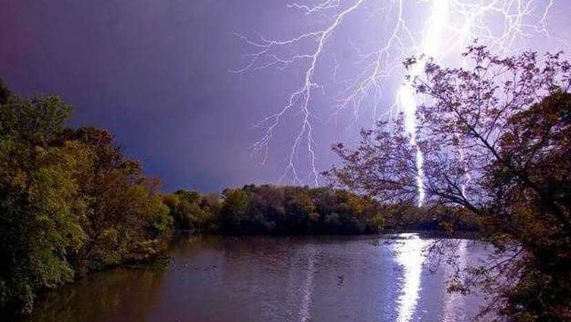 আলিপুর হাওয়া অফিসের রিপোর্টে জানা যায় ২০ আগস্টের পর,  কলকাতা-সহ দক্ষিণবঙ্গের একাধিক জেলায় বজ্রবিদ্যুৎ-সহ মাঝারি থেকে ভারী বৃষ্টির সঙ্গে থাকবে দমকা বাতাস। বৃহস্পতিবারও ভারী বৃষ্টির পূর্বাভাস হাওয়া অফিসের। শুক্রবার ও শনিবার বৃষ্টির পরিমাণ আরও বাড়বে।