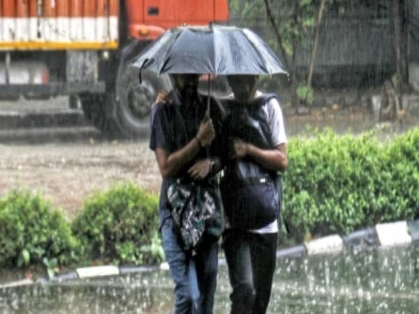 বজ্রবিদ্যুৎ-সহ বিক্ষিপ্তভাবে বৃষ্টি চলবে রাজ্যে। হালকা থেকে মাঝারি বৃষ্টির সঙ্গে ৩০ থেকে ৪০ কিলোমিটার গতিবেগে দমকা ঝোরো বাতাস বইবে। উপকূলের জেলাগুলিতে ৫০ কিলোমিটার পর্যন্ত হাওয়ার গতিবেগ থাকবে। মৎস্যজীবীদের রবিবার পর্যন্ত সমুদ্রে যেতে নিষেধ করা হয়েছে।