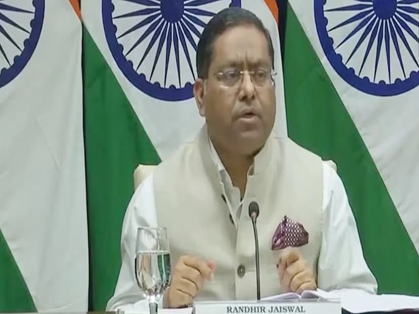 এবার ভারতের বিদেশ মন্ত্রক ট্রাম্প-পুতিন আলোচনাকে খোলাখুলি সমর্থন করেছে এবং এটিকে ইউক্রেন সংকটের শান্তিপূর্ণ সমাধানের দিকে একটি ইতিবাচক পদক্ষেপ বলে অভিহিত করেছে। মন্ত্রণালয়ের মুখপাত্র রণধীর জয়সওয়াল বলেছেন যে রাশিয়ার সঙ্গে ভারতের সম্পর্ক স্বাধীন এবং তৃতীয় পক্ষের দৃষ্টিকোণ থেকে দেখা উচিত নয়। মন্ত্রণালয়ের মুখপাত্র রণধীর জয়সওয়াল বলেছেন যে রাশিয়ার সঙ্গে ভারতের সম্পর্ক স্বাধীন এবং তৃতীয় পক্ষের দৃষ্টিকোণ থেকে দেখা উচিত নয়। এই বিবৃতিটি গুরুত্বপূর্ণ কারণ ভারত সাধারণত এই ধরনের বিরোধে প্রকাশ্যে কোনও পক্ষ নেয় না, কিন্তু এবার পরিস্থিতি ভিন্ন।