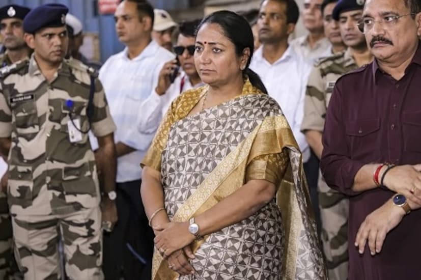মুখ্যমন্ত্রীর বাসভবনের চারপাশে কড়া নিরাপত্তা ব্যবস্থা রয়েছে। এর আওতায় বাড়ির বাইরে একটি স্থায়ী নিরাপত্তা পিকেট মোতায়েন করা হয়। এক্স-রে স্ক্যানার, মেটাল ডিটেক্টর, সিসিটিভি দিয়ে গেট পর্যবেক্ষণ করা হয়। বাইরে ক্রমাগত টহল দেওয়া হয়। পরিদর্শনের আগে অ্যাডভান্স সিকিউরিটি লিয়াজোনিং (ASL) করা হয়, যেখানে অনুষ্ঠান বা স্থানটি আগে থেকেই পরিদর্শন করা হয়।