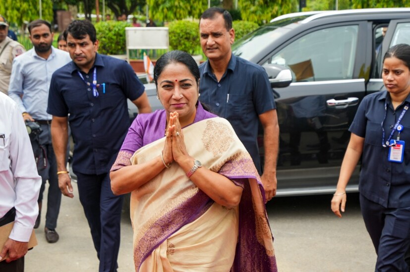 মুখ্যমন্ত্রী রেখা গুপ্তের নিরাপত্তা কত স্তরে বিভক্ত?মুখ্যমন্ত্রীর নিরাপত্তা নিশ্চিত করার জন্য বহুস্তরীয় নিরাপত্তা ব্যবস্থা রয়েছে। এর প্রথম স্তরটি হল অভ্যন্তরীণ কর্ডন। এতে, ২ থেকে ৩ জন কমান্ডো সর্বদা মুখ্যমন্ত্রীর খুব কাছাকাছি থাকে। মুখ্যমন্ত্রী ভ্রমণে, কোনও সভায় বা কোনও সমাবেশে, এমনকি বাড়িতেও। ঘনিষ্ঠ পরিসরের অস্ত্র এবং ওয়্যারলেস সেটে সজ্জিত এই কমান্ডোরা সর্বদা তাঁর চারপাশে থাকে। 