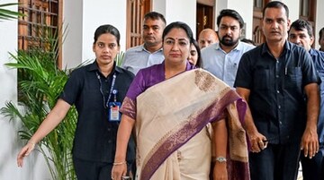 মুখ্যমন্ত্রীকে চড়, ২২ জন জওয়ানও রক্ষা করতে পারল না রেখা গুপ্তাকে! আসল কলকাঠি নাড়ল কে?