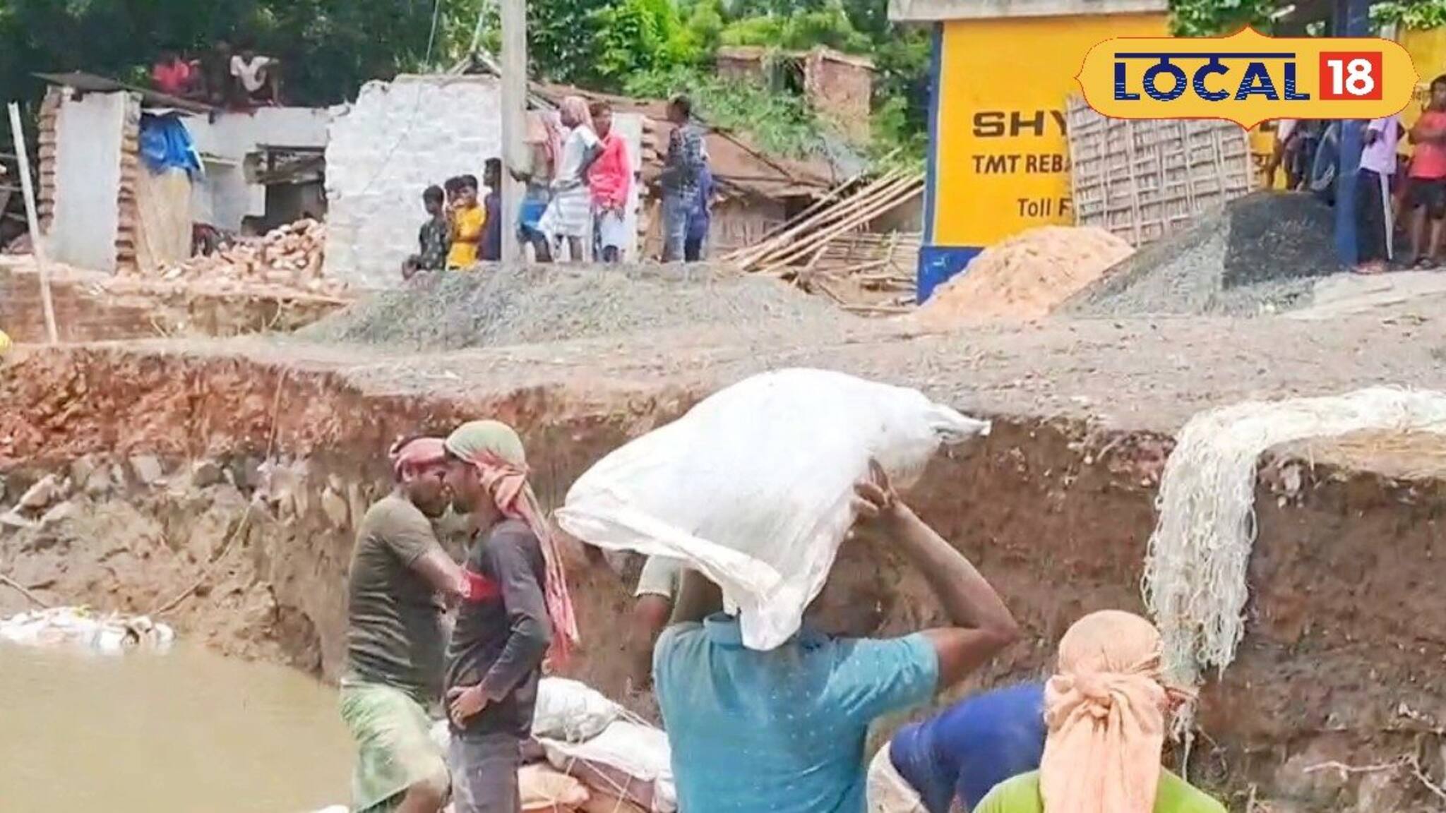 মানিকচকে তুলকালাম! ভাঙন রোধে কাজে এসে শ্রমিক-গ্রামবাসীদের হাতাহাতি, কেন ঘটল এমন ঘটনা?জানুন