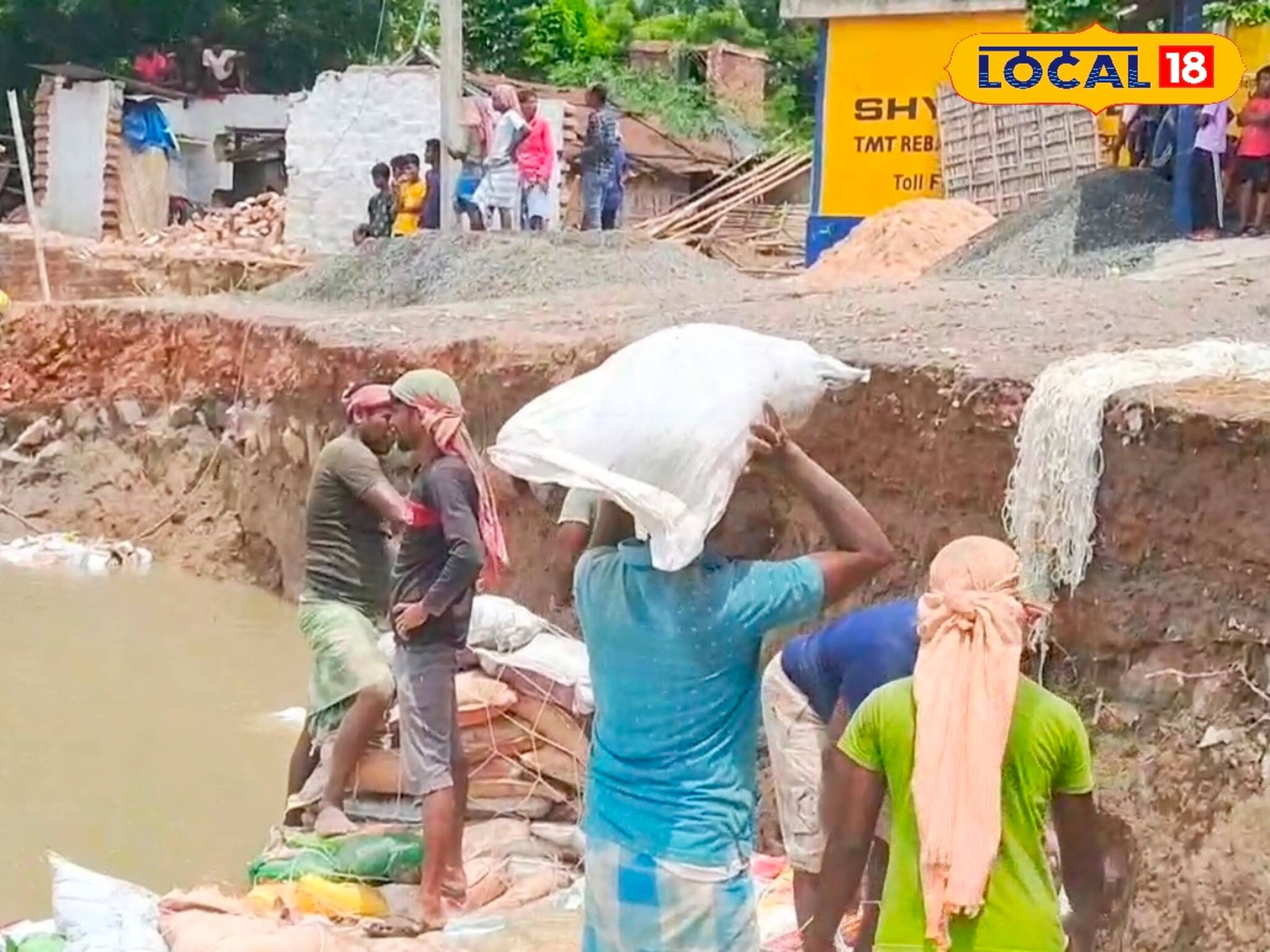 মানিকচকে তুলকালাম! ভাঙন রোধে কাজে এসে শ্রমিক-গ্রামবাসীদের হাতাহাতি, কেন ঘটল এমন ঘটনা?জানুন
