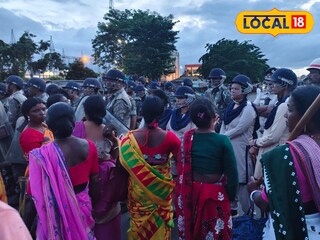 আদিবাসীদের জাতীয় সড়ক অবরোধ