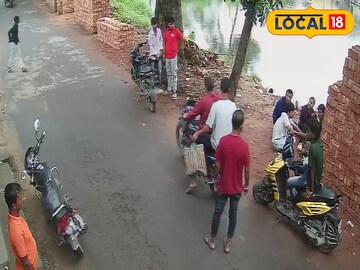 যুবক যুবতীদের সঙ্গে ঝামেলা অঙ্কন শিক্ষকের