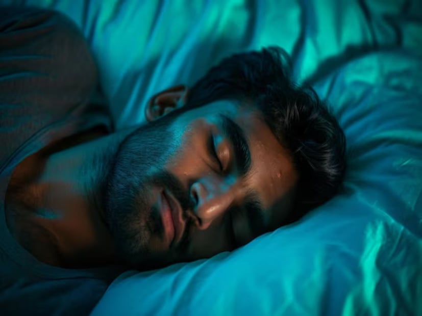 ঘুম পর্যাপ্ত হওয়া সুস্থ থাকার চাবিকাঠি। সারাদিনের খাটাখাটনির শেষে সবাই চান শান্তির ঘুম। কিন্তু অনেক সময় রাতের ঘুম আচমকা ভেঙে যায় ভোরবেলা। রাত তিনটে বা ভোর চারটের সময় আচমকা ঘুম ভেঙে যাওয়ার আসল অর্থ কি জানেন?