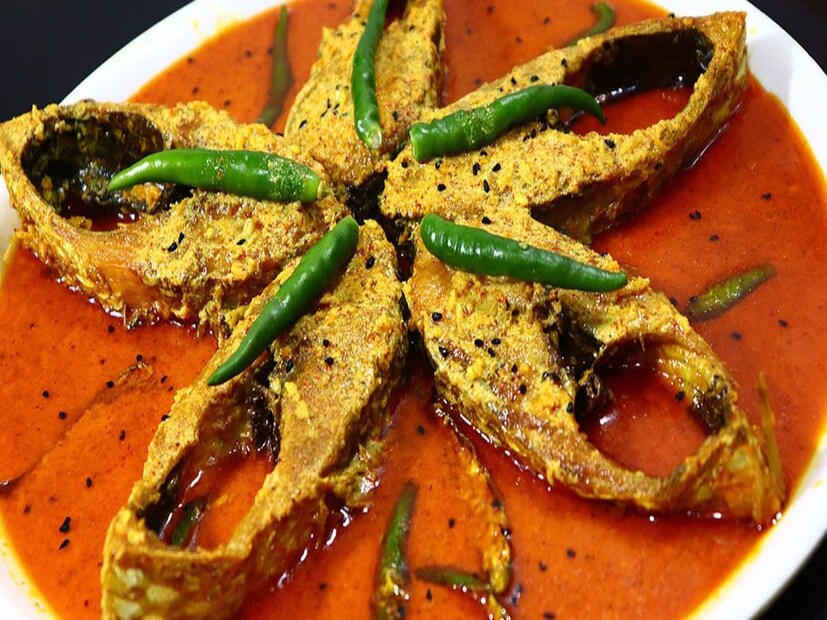 এই বছর আবহাওয়ার খামখেয়ালিপনার কারণে বেশি সমুদ্রে যেতে পারেননি মৎস্যজীবীরা। তাই মাঝে মাঝে মাছের যোগান কম পড়ছে। তবে সমুদ্রে গেলেই প্রচুর পরিমাণে মাছ নিয়ে ফিরেছেন মৎস্যজীবীরা। এরইমধ্যে এবার মৎস্যপ্রেমীদের জন্য এল বড় সুখবর। সস্তায় মিলছে ইলিশ। দেদার খান আর জেনে নিন হদিশ!