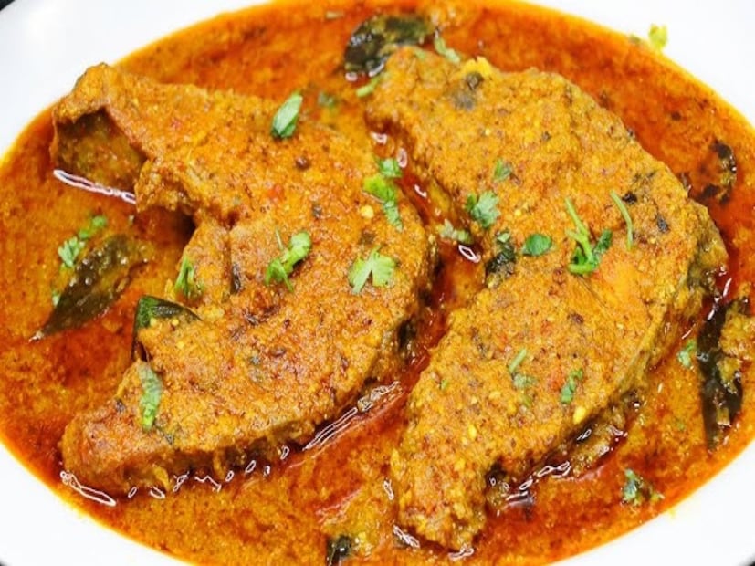 মাছ দেখলেই হামলে পড়েন না এমন বাঙালি খুঁজে পাওয়া ভার! আর এই বর্ষাকাল মানেই তো মাছের মরশুম। কারণ বর্ষাতেই মাছের রাজা ইলিশের বাজার চড়ে রমরমিয়ে। মৎস্যপ্রেমী বাঙালিও থলে হাতে ছোঁক ছোঁক করতে থাকেন মাছ বাজারে।