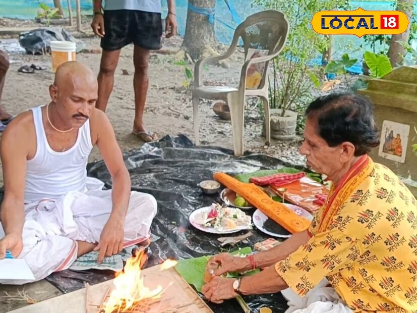 উত্তর ২৪ পরগণা: হিঙ্গলগঞ্জের উত্তর মামুদপুর গ্রামে ঘটল এক ব্যতিক্রমী ও চাঞ্চল্যকর ঘটনা। প্রাক্তন সেনাকর্মী নরেন নায়ক স্ত্রীকে ভালোবেসে বিয়ে করেছিলেন। অথচ তিন বছরের দাম্পত্য জীবন ভেঙে পড়ার পর আজ সেই স্ত্রীকে জীবিত থাকতেই ‘শ্রাদ্ধ’ করলেন তিনি! নিয়ম মেনে ছবি পুড়িয়ে, পিণ্ডদান ও যজ্ঞ করে জীবনের এক অধ্যায় শেষ করলেন এই ব্যক্তি।