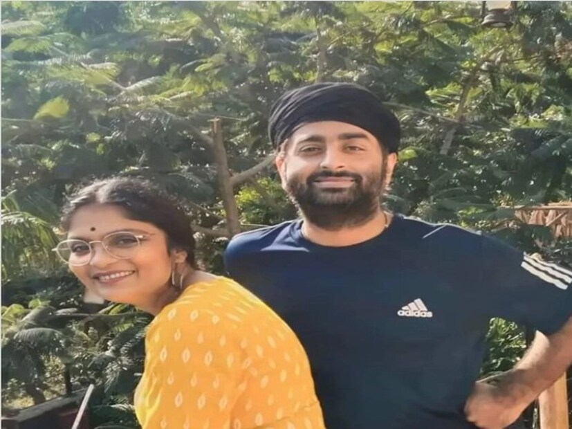 বিশ্বমানের শিল্পী, জগৎজোড়া খ্যাতি। তবু থাকেন মাটির কাছাকাছি। শিকড়ের টানে মুম্বই ছেড়ে আসেন জন্মভিটে জিয়াগঞ্জে। সেখানেই দুই ছেলে ও স্ত্রীকে নিয়ে সংসার। তিনি অরিজিৎ সিংহ। সাফল্য ও অর্থ নাকি মানুষের মাথা ঘুরিয়ে দেয়। কিন্তু সেখানেই সকলের থেকে আলাদা অরিজিৎ। Image: Instagram