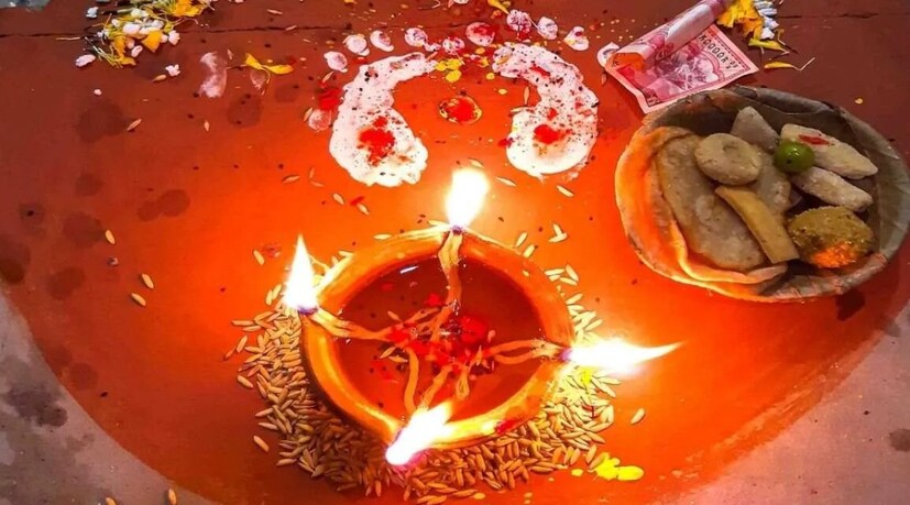 এমন পরিস্থিতিতে, ৮ আগস্ট, শুক্রবার পূর্ণিমা উপবাস রাখা হবে। কারণ, এই দিনে পূর্ণিমা তিথি সন্ধ্যায় হবে। তবে, উদয়কালের সময় পূর্ণিমা তিথি পড়লে রাখিবন্ধন উৎসব পালিত হয়। অতএব, ৯ আগস্ট রাখিবন্ধন এবং ৮ আগস্ট পূর্ণিমা ব্রত পালন করা হবে।