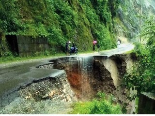 শ্বেতিঝোরার কাছে এনএইচ টেন আজ ছটার পর খুলে যাবে  Photo- File 