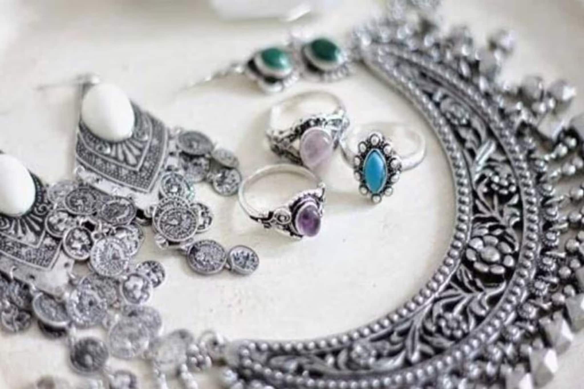 রুপোর দাম ১ লক্ষ পার: পুজোর মুখে মাথায় হাত মগরাহাটের ব্যবসায়ীদের