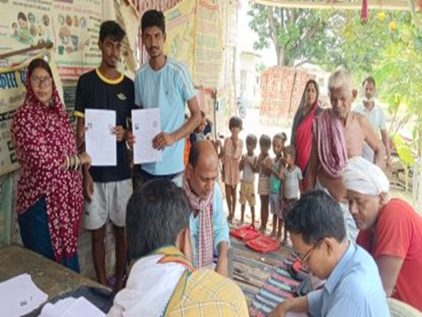 ECI-এর পক্ষে আইনজীবীরা অবশ্য ভূষণের তোলা অভিযোগ খণ্ডন করে বলেছেন, ভুল তথ্য উপস্থাপনা করা হচ্ছে। খসড়া তালিকা প্রকাশের আগে তা রাজনৈতিক দলগুলির সঙ্গে শেয়ার করা হয়েছিল। কমিশনের আইনজীবী বলেন, 