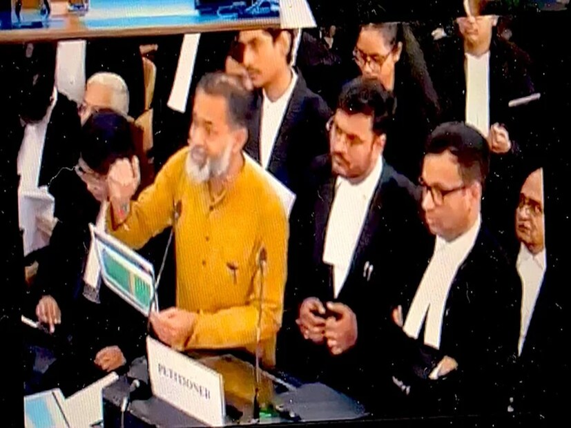 বাংলাতেও এসআইআর হচ্ছে? রাজ্য সরকারকে গত ৮ অগাস্ট চিঠি দিয়ে নির্বাচন কমিশন এই তথ্য দিয়েছে বলে সুপ্রিম কোর্টে জানিয়েছেন রাজ্য সরকারের আইনজীবী গোপাল শঙ্করায়ন৷ রাজ্যের মতামত না নিয়ে কীভাবে একতরফা ভাবে পশ্চিমবঙ্গে এসআইআর বা ভোটার তালিকার বিশেষ নিবিড় সংশোধনীর সিদ্ধান্ত নিল কমিশন, তা নিয়েও প্রশ্ন তুলেছেন রাজ্য সরকারের আইনজীবী৷