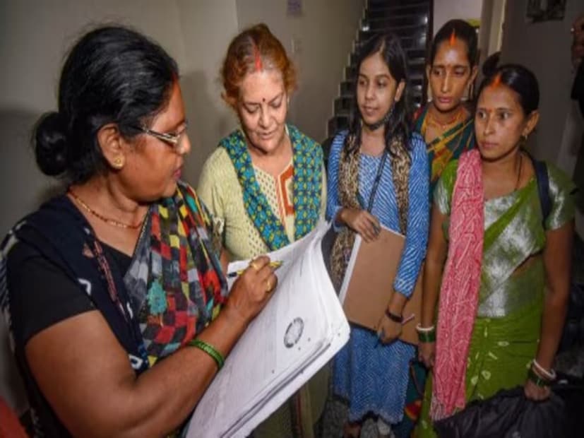 প্রশান্ত ভূষণ বলেন, ''দ্বিতীয়ত, BLO-রা যখন ফর্মগুলি ফরওয়ার্ড করছে, তখন বলছে এই ব্যক্তিকে BLO দ্বারা সুপারিশ করা হয়েছে/সুপারিশ করা হয়নি। তারা বাকি লোকদের জন্য প্রকাশ করেনি যার মানে ৮ কোটি থেকে ৬৫ লাখ বাদ দিয়ে, BLO-রা সুপারিশ করেছে বা সুপারিশ করেনি। এই তথ্যটি খুবই গুরুত্বপূর্ণ হবে। IA আগামিকাল বা পরশু তালিকাভুক্ত হতে পারে।