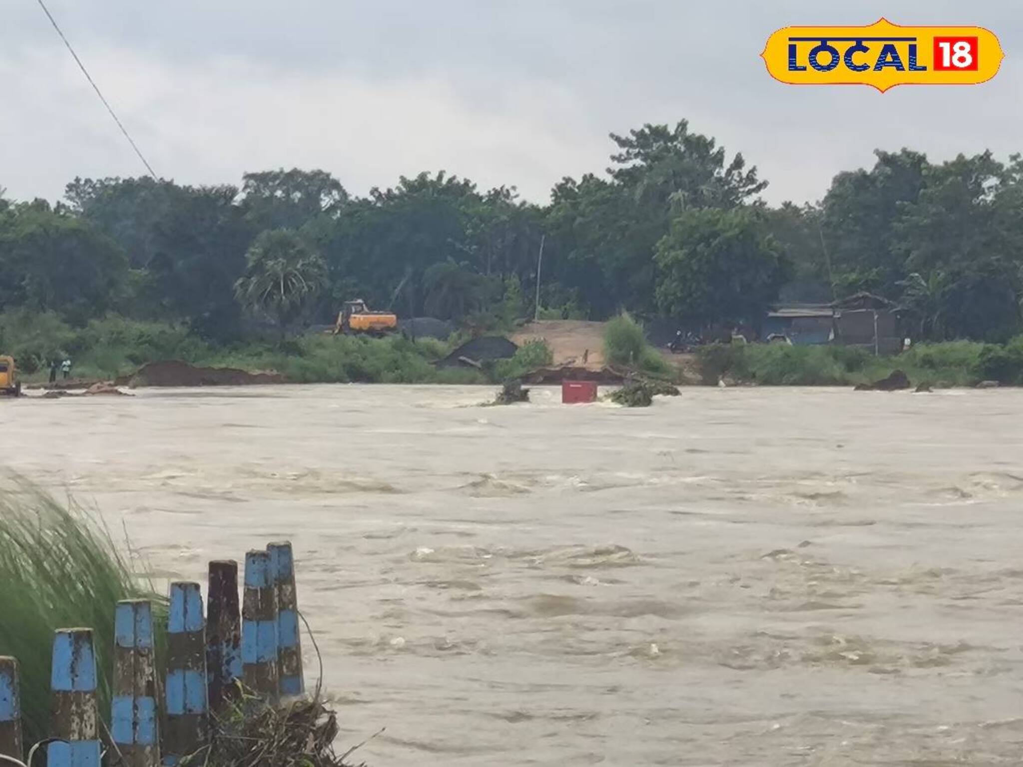 জলে ডুবেছে স্কুলের একতলা, মিড ডে মিলের রান্নাঘর! তার মধ্যেই চলছে...! হুগলিতে মারাত্মক ছবি