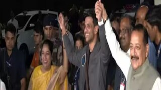 রবিবার ভোরে দিল্লির ইন্দিরা গান্ধী আন্তর্জাতিক বিমানবন্দরে অবতরণ করেন শুভাংশু শুক্লা। সেখানে তাঁকে বরণ করতে হাজির ছিলেন একাধিক বিশিষ্ট ব্যক্তিত্ব ও তাঁর পরিবার।