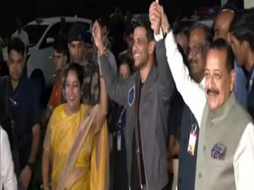 রবিবার ভোরে দিল্লির ইন্দিরা গান্ধী আন্তর্জাতিক বিমানবন্দরে অবতরণ করেন শুভাংশু শুক্লা। সেখানে তাঁকে বরণ করতে হাজির ছিলেন একাধিক বিশিষ্ট ব্যক্তিত্ব ও তাঁর পরিবার।