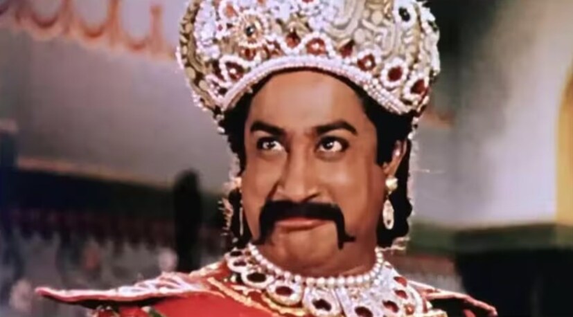 একই বছর, তিনি কামরাজকে দলীয় তহবিল হিসেবে ৩ লক্ষ ৫০ হাজার টাকা দিয়েছিলেন। জানা গেছে যে ১৯৭১ সালে শিবাজি অনেক সহায়তা প্রদান করেছিলেন, যার মধ্যে কোডম্বক্কামে আম্বেদকর মূর্তি নির্মাণের জন্য ৫০ হাজার টাকা এবং বীরপাণ্ডিয়া কট্টবোম্মন মূর্তি নির্মাণের জন্য আর্থিক সহায়তা ছিল।