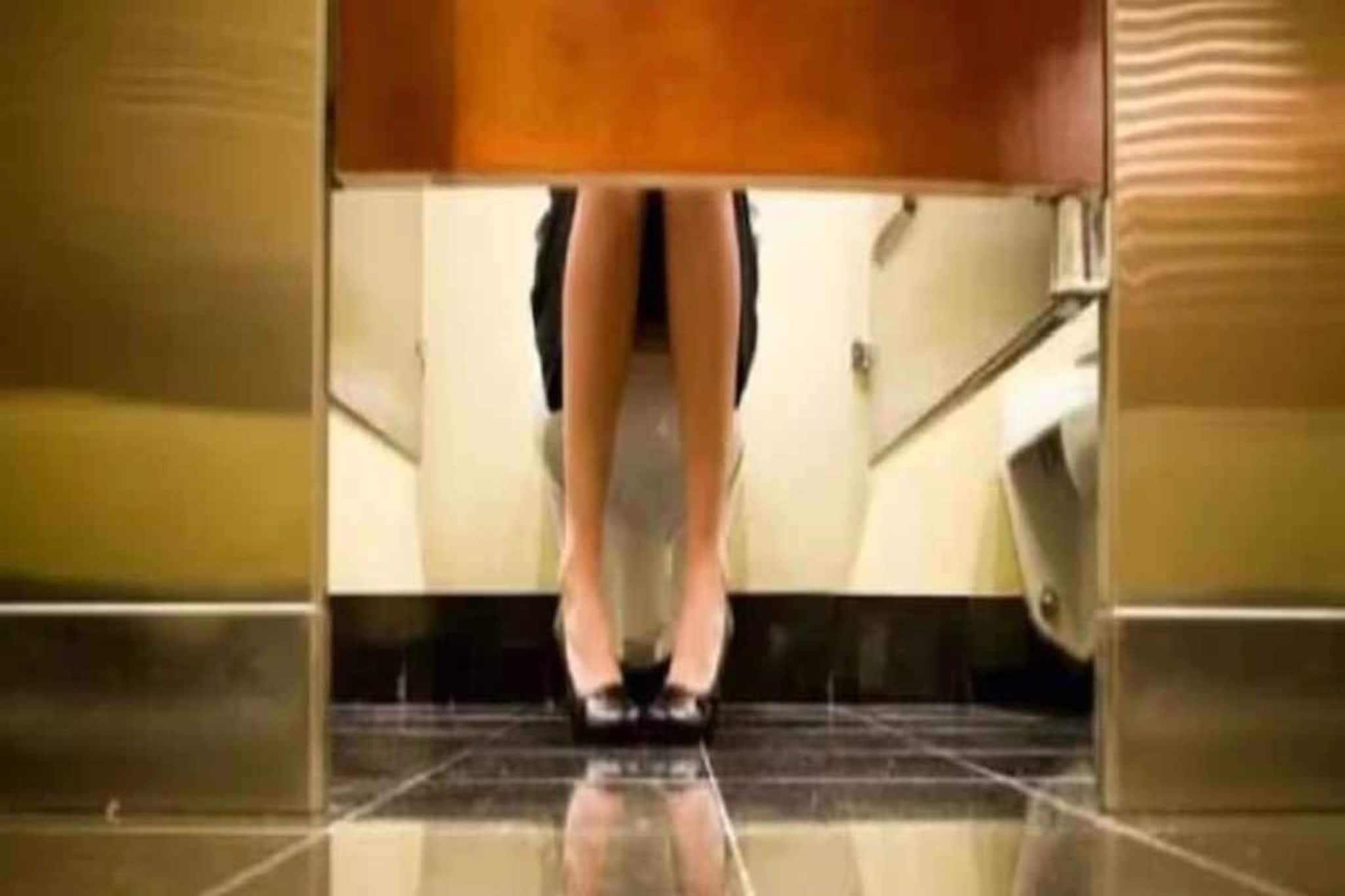 অফিস হোক বা শপিং মল, টয়লেট গেলে দরজার তলা দিয়ে পা দেখা যায় কেন জানেন?