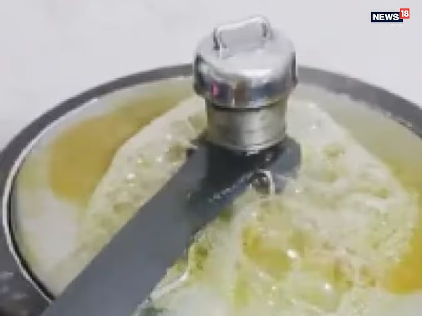 প্রেসার কুকারের ঢাকনা বন্ধ করে গ্যাসে রাখুন যাতে ডালটি উচ্চ ও মাঝারি আঁচে রান্না হয়। দেখবেন সিটি বাজলেও ডালটি একেবারেই বেরিয়ে আসছে না। কুকারের গ্যাসকেট আলগা হয়ে গেছে কিনা তা পরীক্ষা করে দেখুন। 
