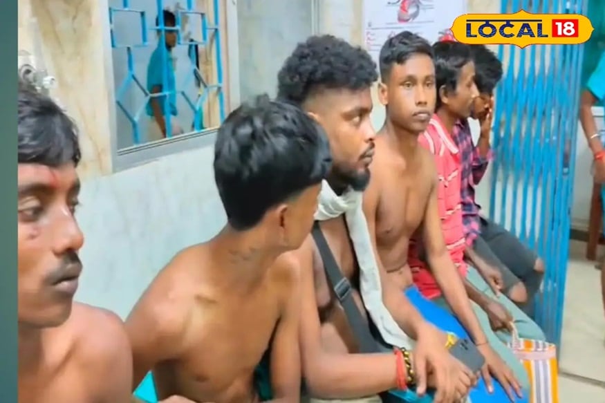 লোকাল ট্রেনে দু দল প্যাসঞ্জারের মধ্যে চরম হাতাহাতি 