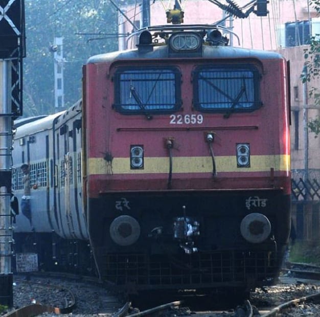 সেবক দেবশর্মা, লিপেশ লালা, মালদহ: মালদহ টাউন স্টেশনে রেল লাইনের প্রযুক্তিগত উন্নয়ন কাজের জন্য এক ঝাঁক ট্রেন বাতিল। মালদহ ডিভিশনে রেলের ইন্টারলকিং কাজের জন্য শতাধিক গুরুত্বপূর্ণ ট্রেন চলাচলে প্রভাব। বাতিল ৪৭ টি গুরুত্বপূর্ণ ট্রেন। প্রতীকী ছবি
