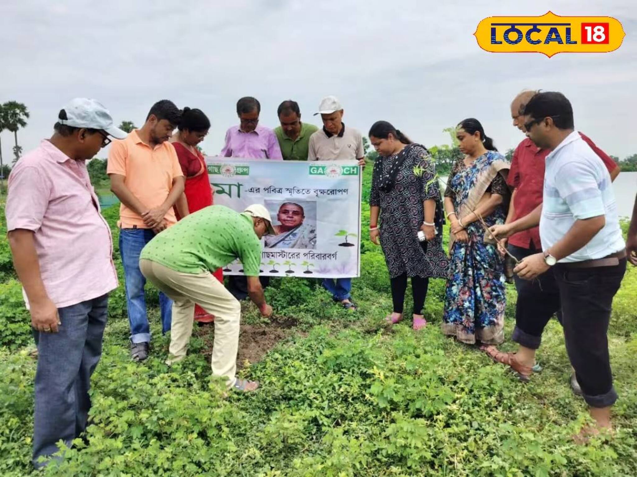 ভোজ নয়, মায়ের স্মৃতিতে বৃক্ষরোপণ! পারলৌকিক সংস্কারে ব্যতিক্রমী পথ 'গাছমাস্টার'-এর পরিবারের