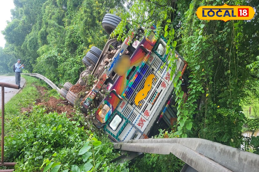 নিত্যদিন জাতীয় সড়কে ঘটছে একাধিক ছোট বড় দুর্ঘটনা। কখনও বাস দুর্ঘটনা আবার কখনও বেপরোয়া গাড়ির ধাক্কায় মৃত্যু হচ্ছে সাধারন মানুষের। তবে এবার সপ্তাহের প্রথম দিন সকালে এমন এক ভয়ঙ্কর ঘটনা সেই জাতীয় সড়কে। ঘটনাস্থলে বেলদা থানার পুলিশ এসে তদন্ত শুরু করেছে। ইতিমধ্যেই দুর্ঘটনা গ্রস্থ গাড়িটিকে উদ্ধার করেছে পুলিশ।<br />(তথ্য ও ছবি: রঞ্জন চন্দ)