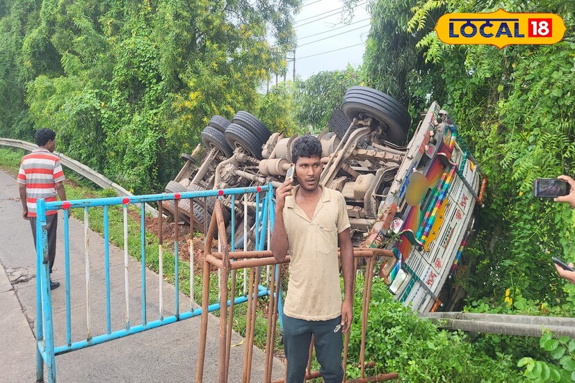 মহারাষ্ট্র থেকে কাঁচা লঙ্কা বোঝাই করে ১৬ নম্বর জাতীয় সড়ক ধরে বনগাঁ যাচ্ছিল এই লরিটি। হঠাৎই বেলদার জাতীয় সড়কে যাওয়ার সময় চালকের ঘুম ধরে যাওয়ার কারণে সজোরে ব্রেক কষতেই নিয়ন্ত্রণ হারায় চালক। জাতীয় সড়কের পাশে রেলিং ভেঙে উল্টে যায়। তবে জাতীয় সড়কের পাশে থাকা সামান্য সরু গাছে আটকে যায় গাড়িটি। স্বাভাবিকভাবে বড় বিপদ থেকে রক্ষা পান চালক এবং খালাসি। গাড়ির খালাসি মুনু পাত্র বলেন, রাস্তা দিয়ে আসার সময় চালকের ঘুম আসায় নিয়ন্ত্রণ হারিয়ে উল্টে যায়। দুজনেরই চোট লেগেছে। চালক ভর্তি বেলদা সুপার স্পেশালিটি হাসপাতালে।<br />(তথ্য ও ছবি: রঞ্জন চন্দ)