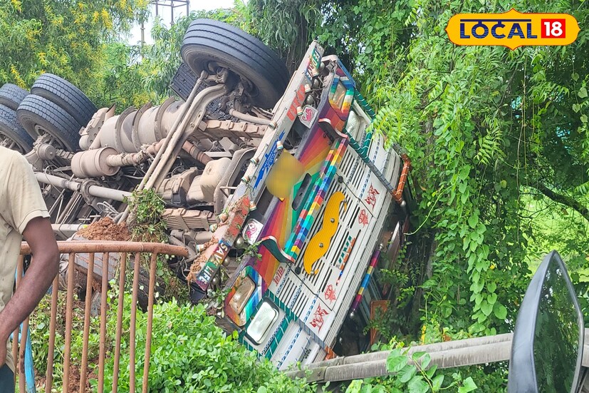 সপ্তাহে প্রথম দিন সকালে জাতীয় সড়কের পাশে উল্টে গেল একটি কাঁচা লঙ্কা বোঝায় লরি। বালেশ্বর থেকে খড়গপুরগামী ১৬ নম্বর জাতীয় সড়কের বেলদা শ্যামপুরা এলাকায় নিয়ন্ত্রণ হারিয়ে রাস্তার পাশে রেলিং ভেঙে উল্টে যায়। যদিও বরাত জোরে বেঁচে যায় চালক এবং খালালি। আঘাত সামান্য হলেও তাদের বাঁচিয়ে দেয় সামান্য গাছ।<br />(তথ্য ও ছবি: রঞ্জন চন্দ)