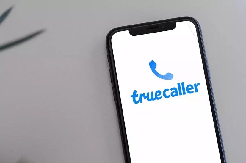 যদিও এবার আইফোন ব্যবহারকারীদের জন্য Truecaller একটি গুরুত্বপূর্ণ আপডেট চালু করেছে। Truecaller আনুষ্ঠানিকভাবে ঘোষণা করেছে যে তারা ৩০ সেপ্টেম্বর ২০২৫ থেকে iOS-এ (iPhone) কল রেকর্ডিং ফিচারটি বন্ধ করতে চলেছে। মাত্র দুই বছর আগে iOS প্ল্যাটফর্মে কোম্পানিটি এই ফিচারটি চালু করার পর এই সিদ্ধান্ত নেওয়া হয়েছে।
