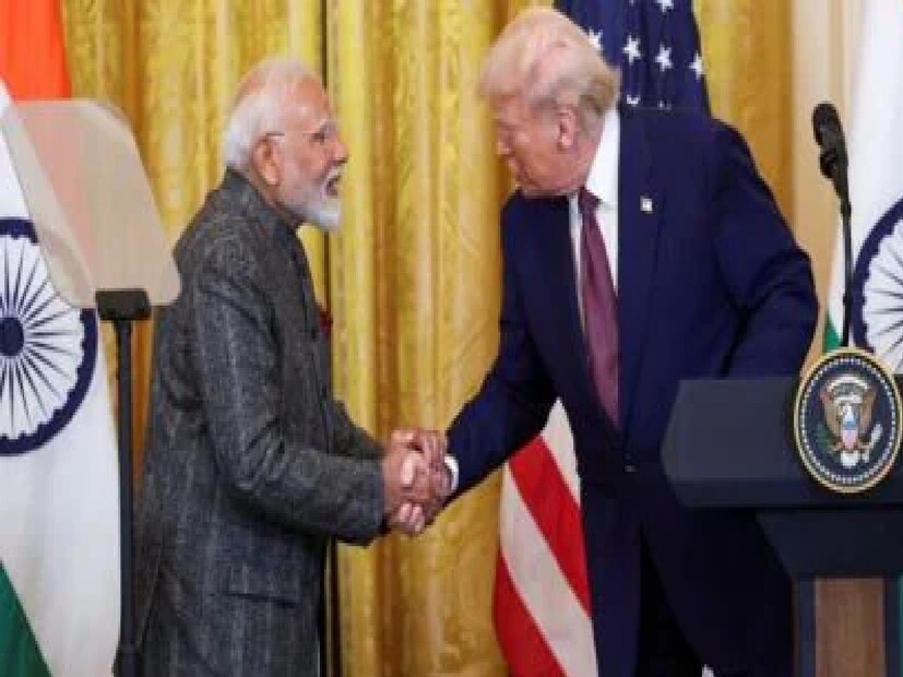 ট্রাম্প বলেছেন, মোদি তাঁকে তেল কেনা থামানোর আশ্বাস দিয়েছেন।রাশিয়ার সঙ্গে ভারতের তেল বাণিজ্য নিয়ে ডোনাল্ড ট্রাম্পের সর্বশেষ মন্তব্য গোটা দুনিয়ায় ফের একবার আলোড়ন৷ মার্কিন রাষ্ট্রপতি জোর দিয়ে বলেছেন যে জ্বালানি বাণিজ্য শীঘ্রই শেষ হবে। 