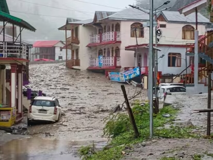 উত্তর কাশী জেলার ধারালি গ্রামে আচমকা হড়পা বানে অন্তত ৫০টি হোটেল-সহ বহু ঘরবাড়ি ভেসে গিয়েছে বলে জানা গিয়েছে৷ মেঘভাঙা বৃষ্টির জেরে হড়পা বানের সৃষ্টি হয় বলে প্রাথমিক ভাবে জানা গিয়েছে৷ Image: PTI