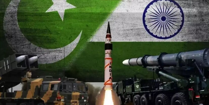 অভ্যুত্থানের বিষয়ে মুনিরের অবস্থান কী? কলামের তথ্য অনুযায়ী, কথোপকথনের সময় তিনি আরও বলেন যে, ‘ঈশ্বর আমাকে দেশের রক্ষক বানিয়েছেন, আমি অন্য কোনও পদ চাই না।’ রাজনীতি সম্পর্কে জানতে চাইলে মুনির বলেন যে, পাকিস্তানে রাজনৈতিক পুনর্মিলন তখনই সম্ভব যখন আন্তরিকভাবে ক্ষমা চাওয়া হবে। যদিও তিনি কারও নাম উল্লেখ করেননি, তবে ধারণা করা হচ্ছে যে তিনি পাকিস্তান তেহরিক-ই-ইনসাফ (পিটিআই) এবং এর কারাবন্দি নেতা ইমরান খানের দিকে ইঙ্গিত করছিলেন৷