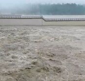 Viral Video: চারিদিকে জল থইথই অবস্থা, চোখ রাঙাচ্ছে গঙ্গাও৷ বিপদসীমার উপর দিয়ে বইছে গঙ্গা! দেখুন সেই ভয়াবহ রূপ