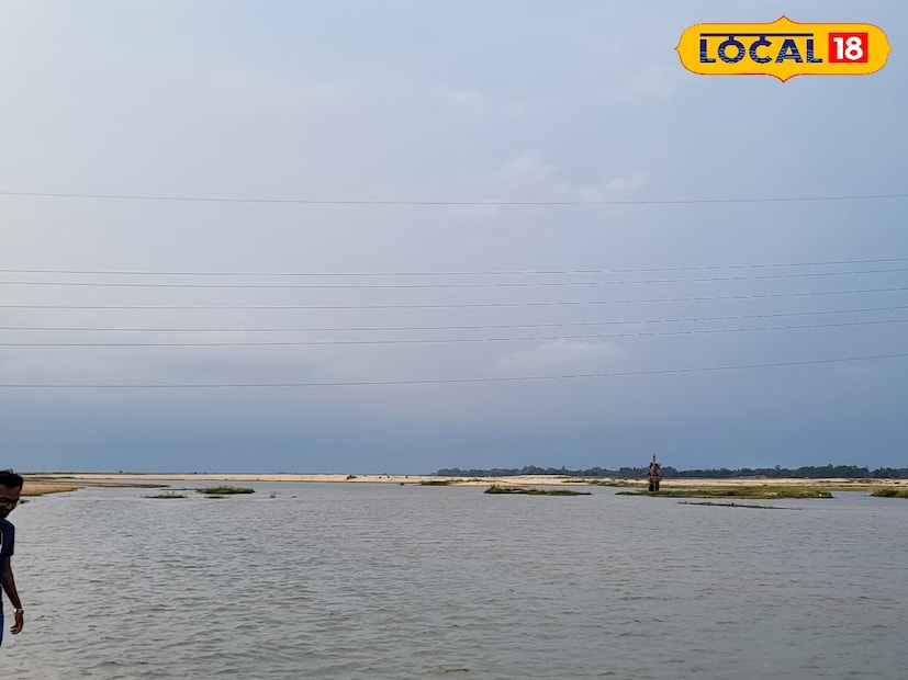 মেদিনীপুর: সপ্তাহের দ্বিতীয় দিন রোদ ঝলমলে আবহাওয়া থাকলেও, বাতাসে আর্দ্রতার পরিমাণ বেশি থাকায় ভ্যাপসা গরম চারিদিকে। পূর্ব মেদিনীপুর এবং পশ্চিম মেদিনীপুর জেলা জুড়ে একই রকম ঘর্মাক্ত পরিবেশ এবং বজ্র-বিদ্যুৎ-সহ বৃষ্টির পূর্বাভাস জানিয়েছে হাওয়া অফিস। তবে বুধবার থেকে বৃষ্টি হতে পারে বিভিন্ন জায়গায়। চলতি সপ্তাহের প্রথম দিন রোদ ঝলমলে আবহাওয়া থাকলেও দ্বিতীয় দিনে বেশ গরম বিভিন্ন জায়গায়। তবে এদিন বিক্ষিপ্ত বৃষ্টির সম্ভাবনা রয়েছে।