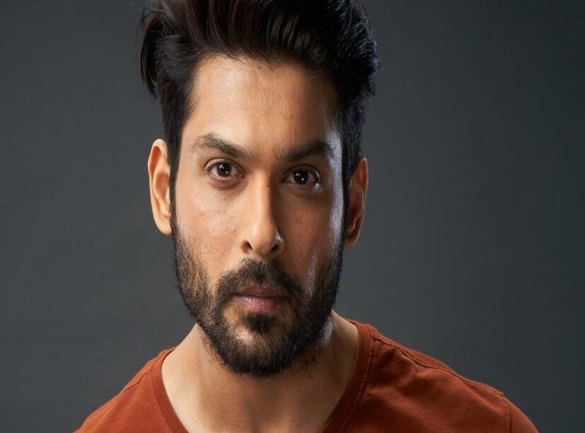 হার্ট অ্যাটাক যে-কোনও সময়ে হতে পারে। এক্ষেত্রে বয়সেরও কোনও সীমা-পরিসীমা নেই। ইদানীং তরুণ প্রজন্মর মধ্যে বেড়েছে হার্ট আ্যাটাক। ২০২১ সালে হার্ট অ্যাটাকে আক্রান্ত হয়ে মাত্র ৪০ বছর বয়সে মৃত্যু হয়েছিল অভিনেতা সিদ্ধার্থ শুক্লার। চিকিৎসকদের মতে, নিঃশব্দে আক্রমণ করে হার্ট অ্যাটাক। তবে, আমেরিকান অ্যাকাডেমি অফ ডার্মাটোলজি অ্যাসোসিয়েশন বলছে, হার্টের রোগের উপসর্গ ফুটে ওঠে ত্বকে। হার্ট অ্যাটাকের উপসর্গ দেখা যায় ত্বকেও, কোন পাঁচ লক্ষণ দেখলেই সতর্ক হবেন?