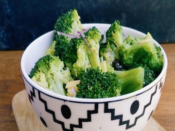 ফুলই কি সব? ব্রোকলির ডাঁটাতেও লুকিয়ে ক্যানসার প্রতিরোধী ও হজমশক্তি বাড়ানো উপাদান ফুলই কি সব? ব্রোকলির ডাঁটাতেও লুকিয়ে ক্যানসার প্রতিরোধী ও হজমশক্তি বাড়ানো উপাদান